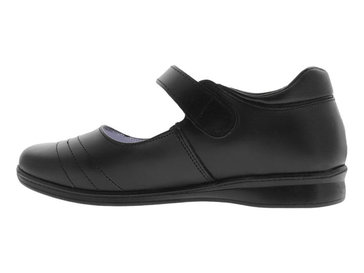 Zapato infantil color negro con correa y hebilla plateada, estilo clásico.