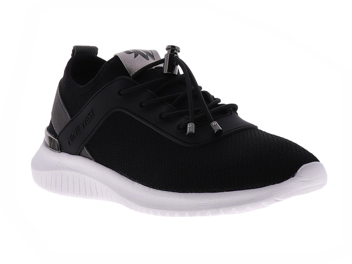 Tenis deportivos Nine West para mujer en color negro con suela blanca y cordones ajustables.