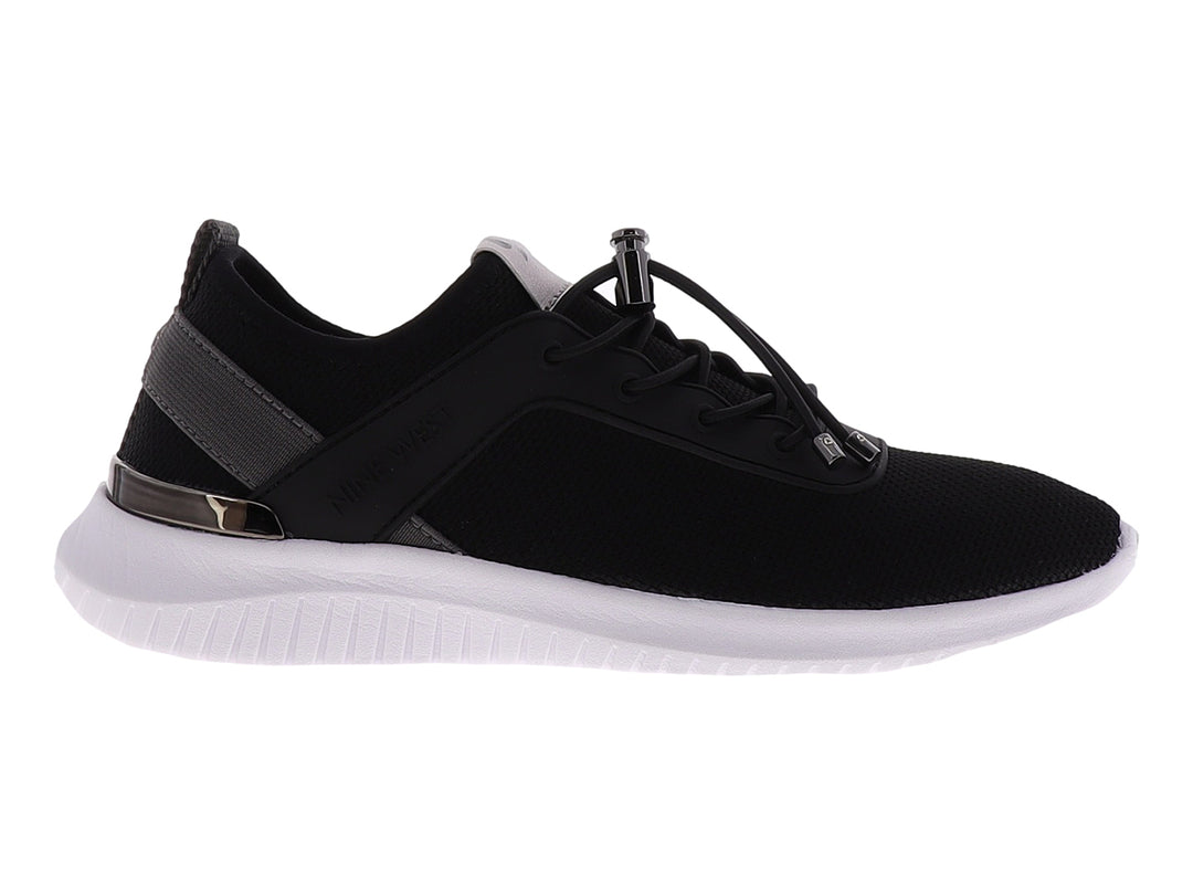 Tenis deportivos Nine West para mujer en color negro con suela blanca y cordones ajustables.