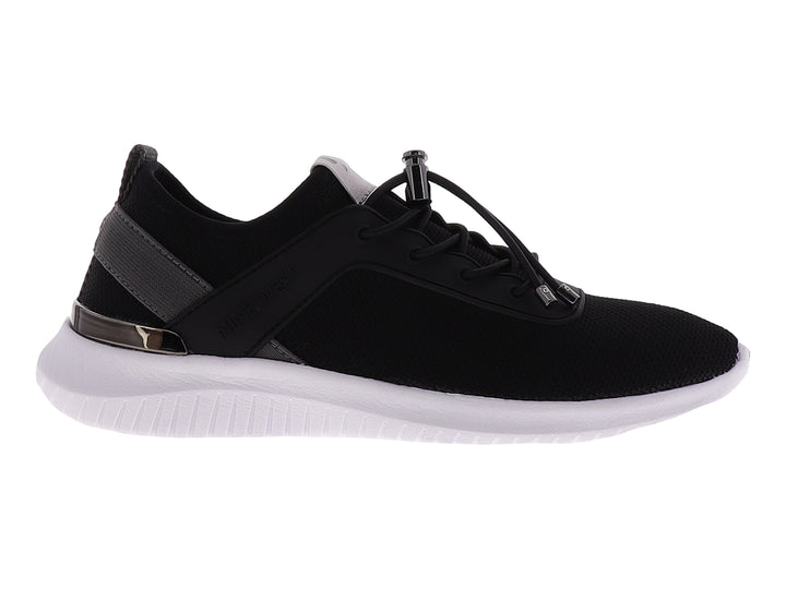 Tenis deportivos Nine West para mujer en color negro con suela blanca y cordones ajustables.