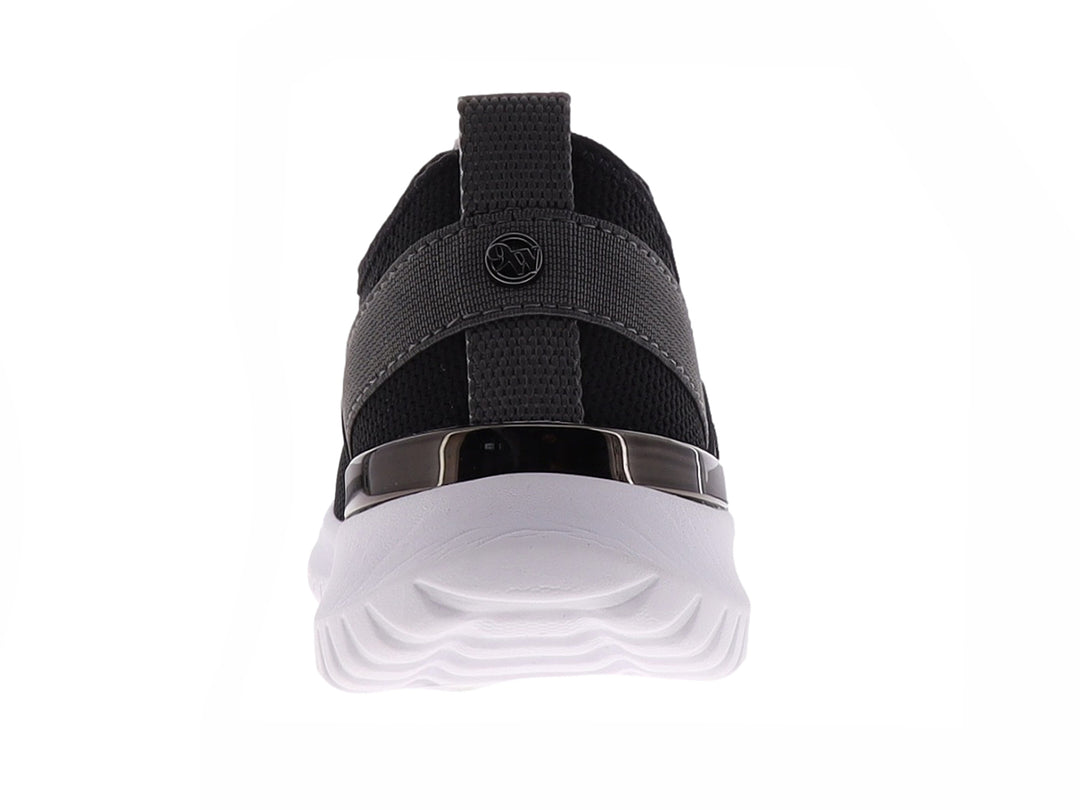 Tenis deportivos Nine West para mujer en color negro con suela blanca y cordones ajustables.