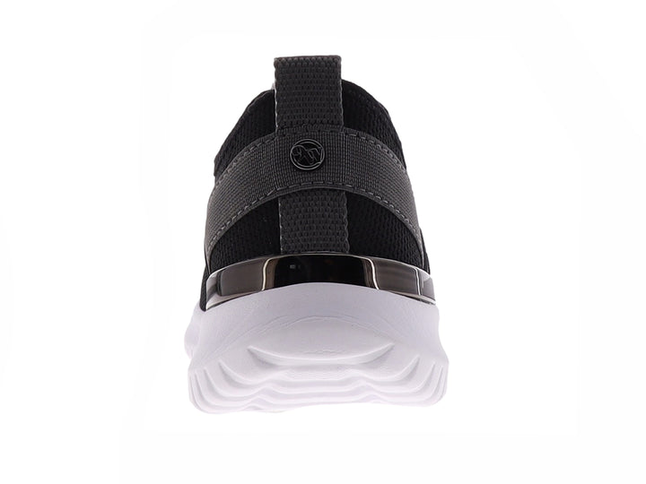 Tenis deportivos Nine West para mujer en color negro con suela blanca y cordones ajustables.