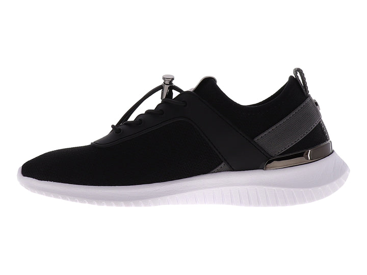 Tenis deportivos Nine West para mujer en color negro con suela blanca y cordones ajustables.