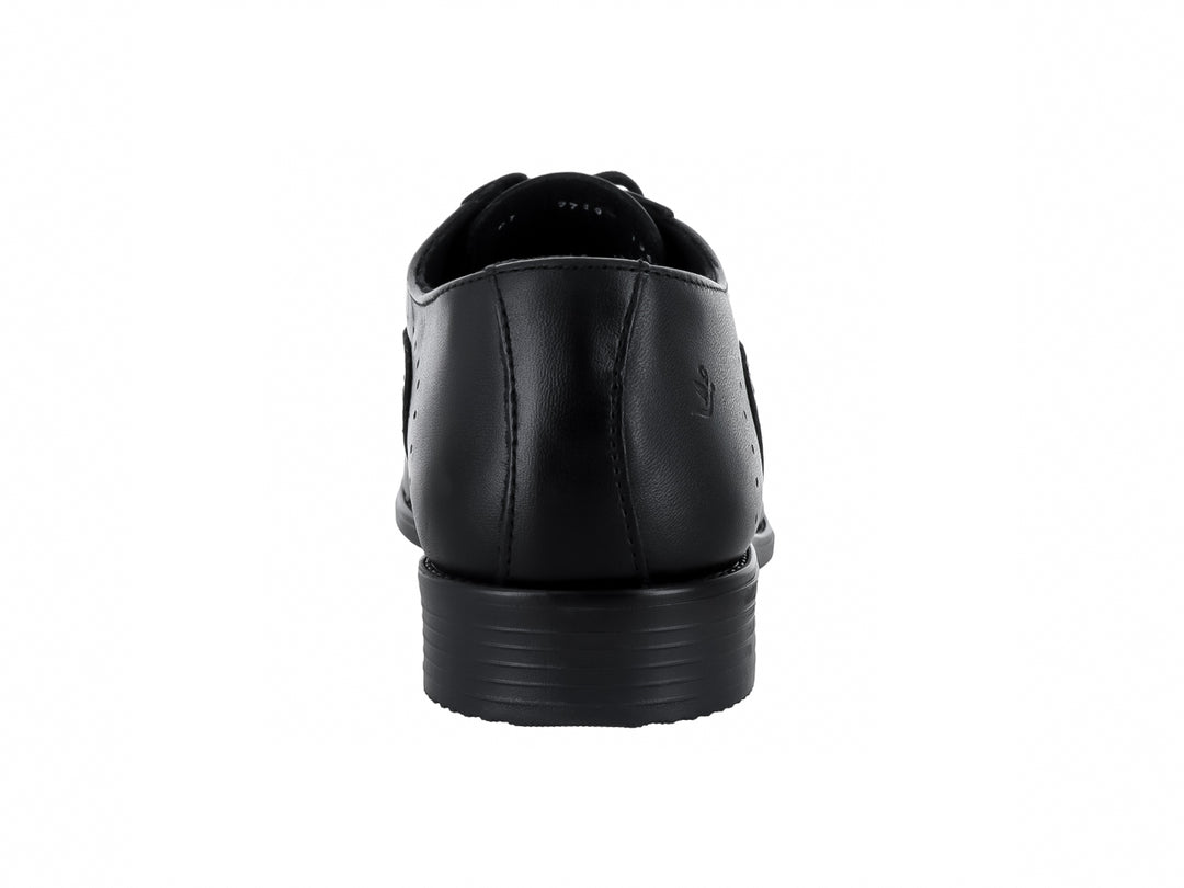 Zapato formal negro para hombre con cordones y detalles perforados.