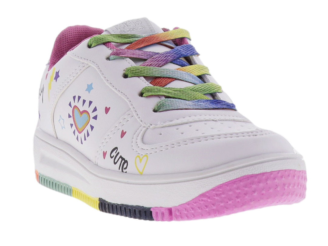 Tenis blancos con detalles fucsia, cordones multicolores y gráficos de corazones y estrellas.
