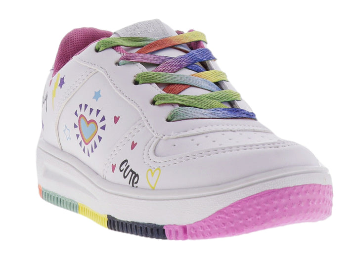Tenis blancos con detalles fucsia, cordones multicolores y gráficos de corazones y estrellas.