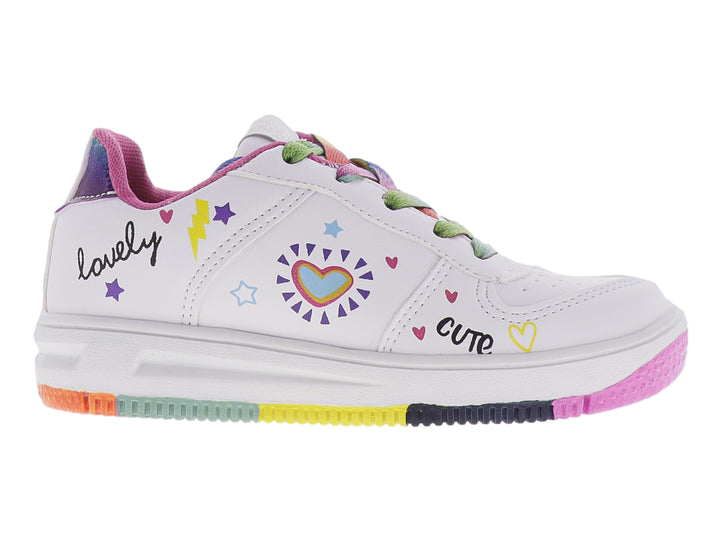 Tenis blancos con detalles fucsia, cordones multicolores y gráficos de corazones y estrellas.