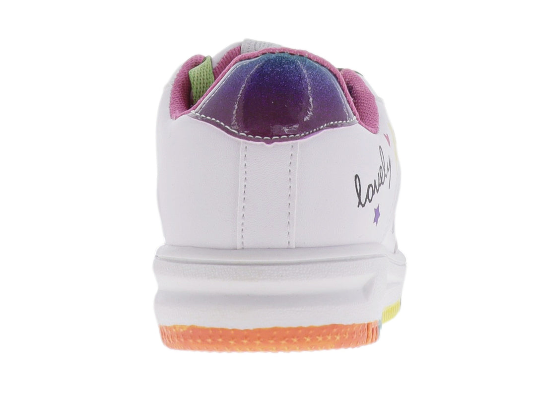 Tenis blancos con detalles fucsia, cordones multicolores y gráficos de corazones y estrellas.