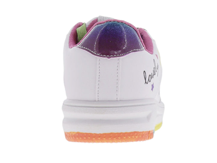 Tenis blancos con detalles fucsia, cordones multicolores y gráficos de corazones y estrellas.
