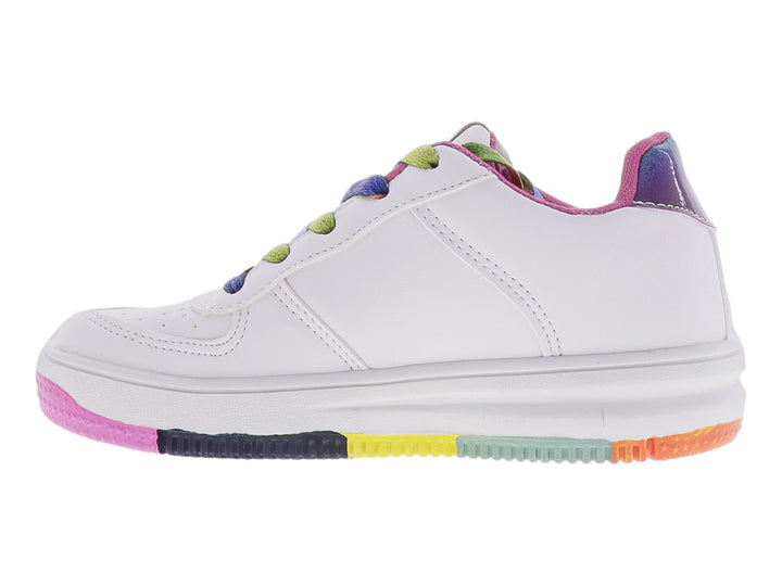 Tenis blancos con detalles fucsia, cordones multicolores y gráficos de corazones y estrellas.