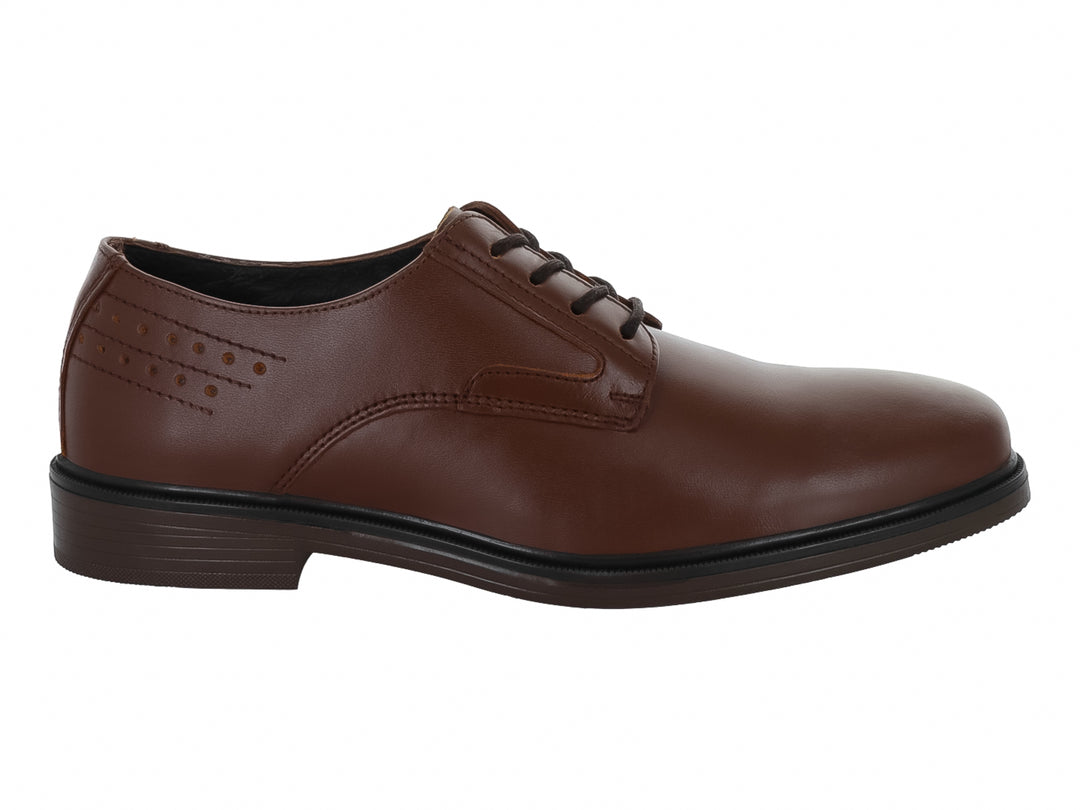 Zapato formal color cognac para hombre con cordones y suela negra.