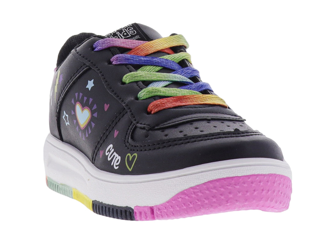 Tenis negros infantiles con cordones y suela multicolor arcoíris y detalles de corazones.