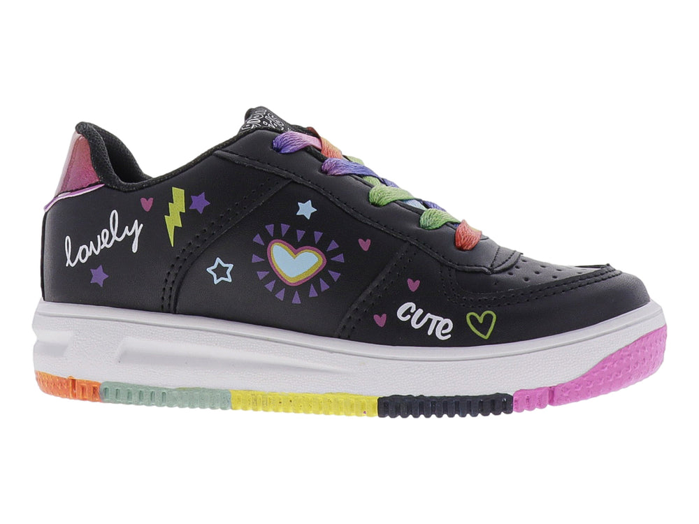 Tenis negros infantiles con cordones y suela multicolor arcoíris y detalles de corazones.