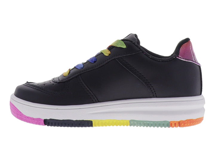 Tenis negros infantiles con cordones y suela multicolor arcoíris y detalles de corazones.