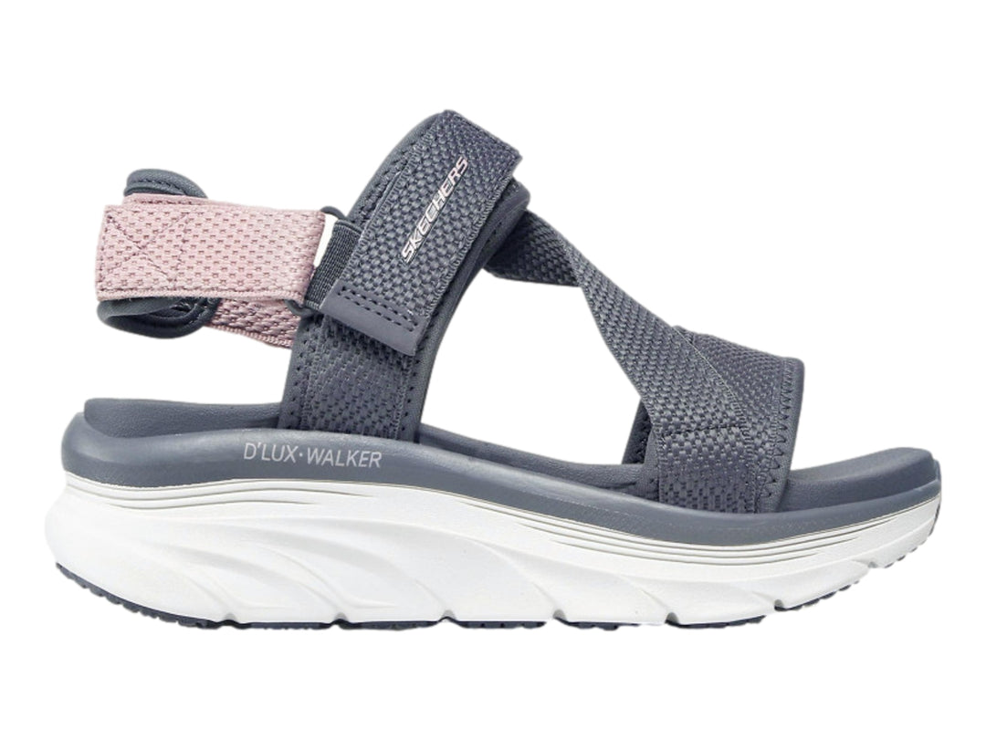 Sandalia Skechers color gris con correa morada y suela blanca.