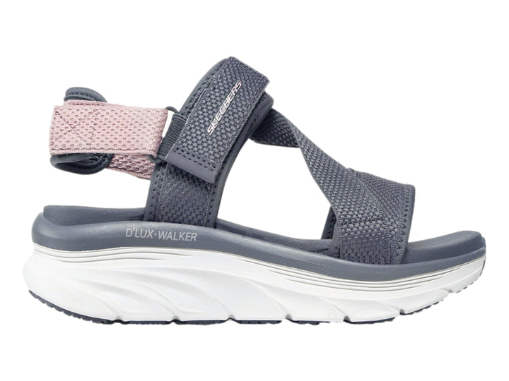 Sandalia Skechers color gris con correa morada y suela blanca.