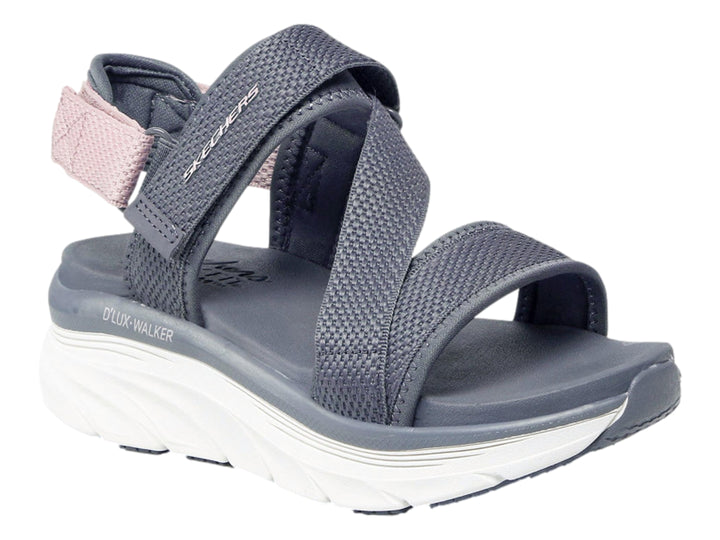 Sandalia Skechers color gris con correa morada y suela blanca.