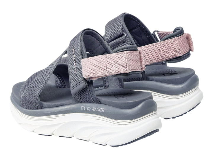Sandalia Skechers color gris con correa morada y suela blanca.