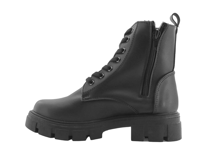 Bota negra de caña media con cordones, hebilla decorativa lateral y suela gruesa tipo track.