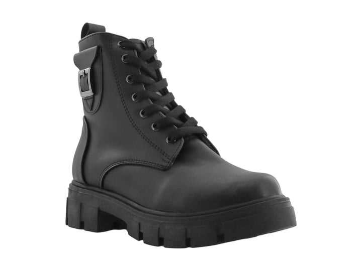 Bota negra con suela de plataforma, agujetas y hebilla lateral.