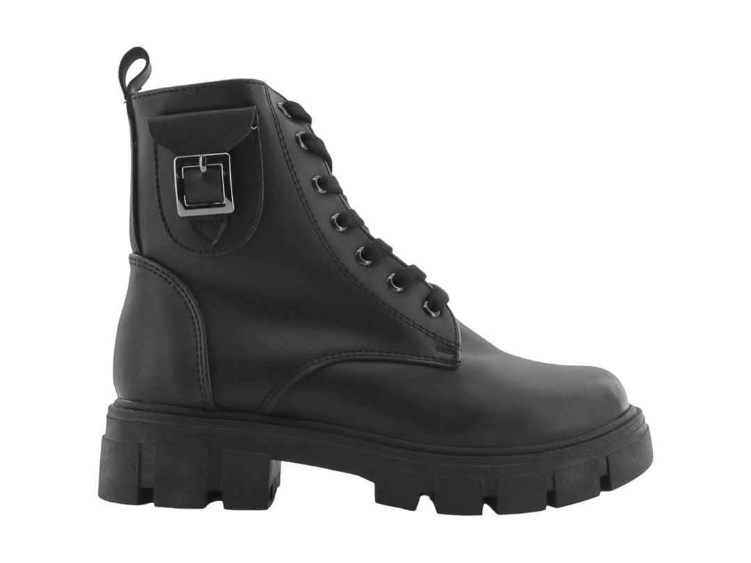 Bota negra con suela de plataforma, agujetas y hebilla lateral.