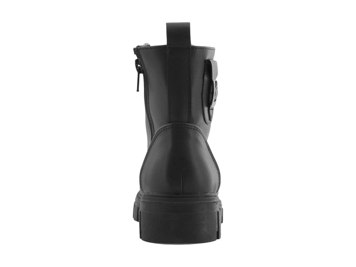 Bota negra con suela de plataforma, agujetas y hebilla lateral.