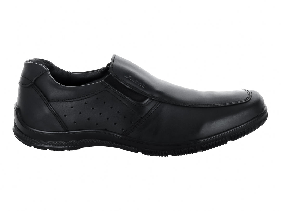 Zapato casual slip-on color negro con detalles perforados laterales.