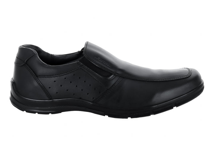 Zapato casual slip-on color negro con detalles perforados laterales.