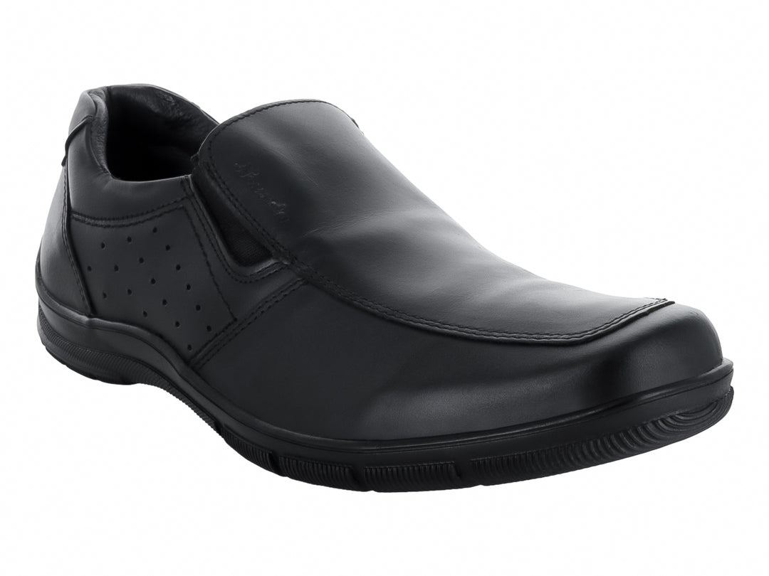 Zapato casual slip-on color negro con detalles perforados laterales.