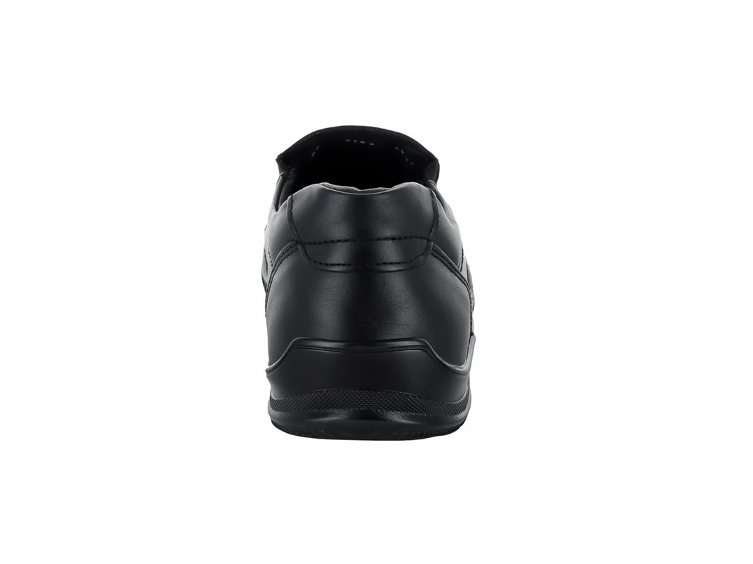 Zapato casual slip-on color negro con detalles perforados laterales.