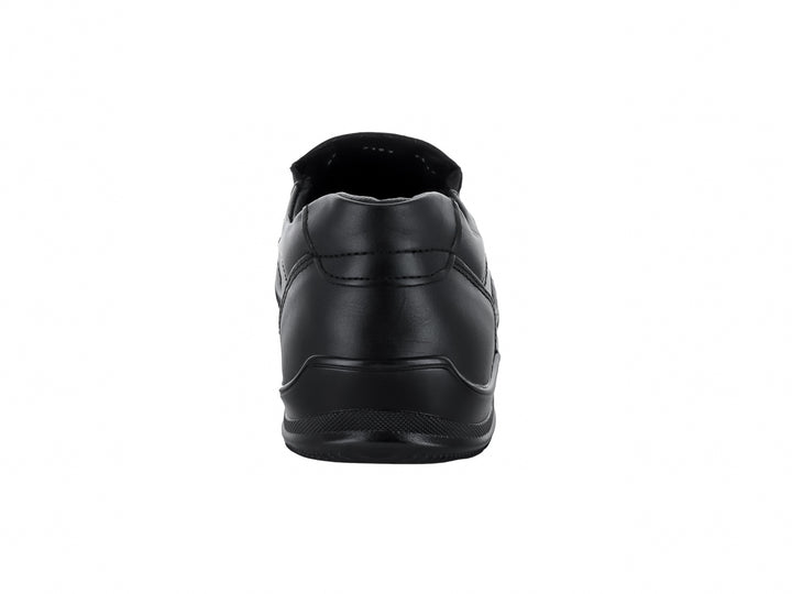 Zapato casual slip-on color negro con detalles perforados laterales.