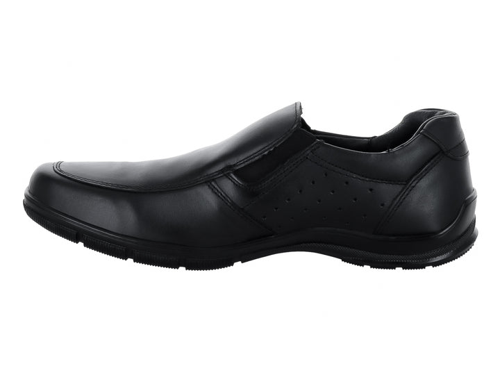 Zapato casual slip-on color negro con detalles perforados laterales.
