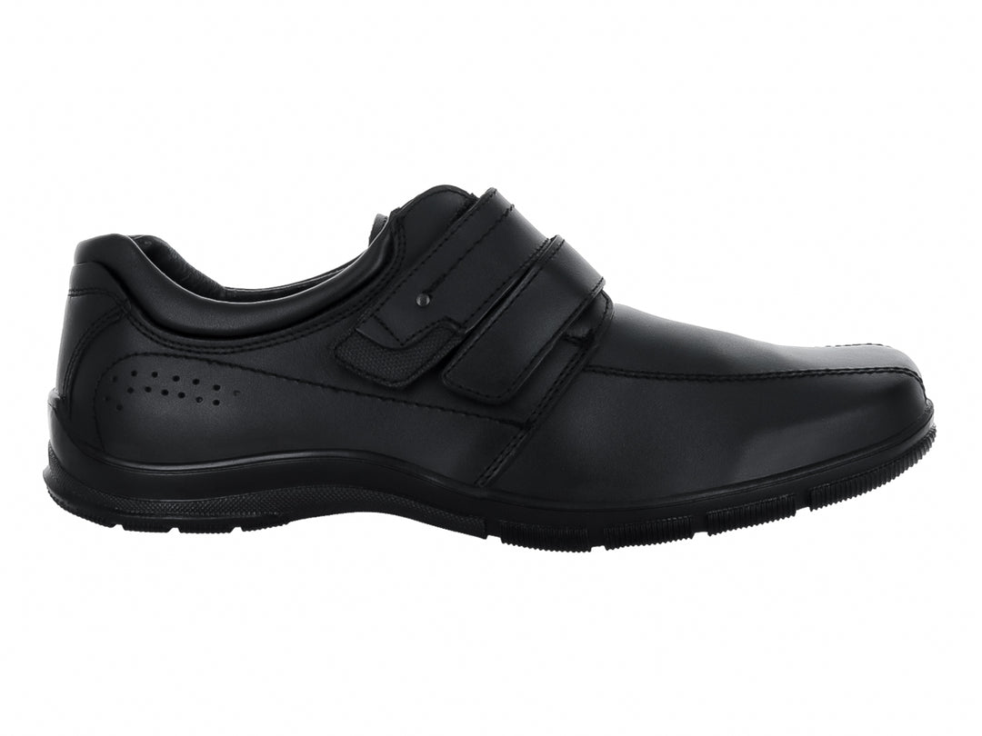 Zapato casual negro de cuero con cierre de velcro.