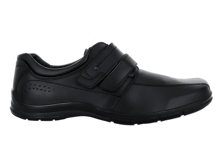 Zapato casual negro de cuero con cierre de velcro.
