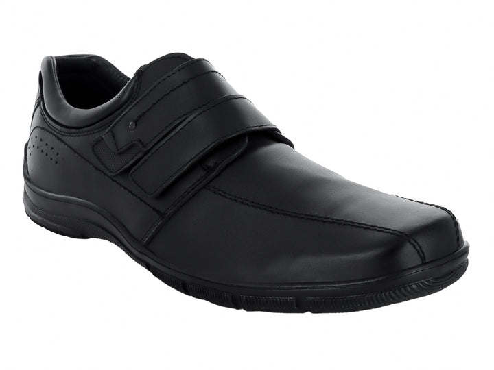 Zapato casual negro de cuero con cierre de velcro.