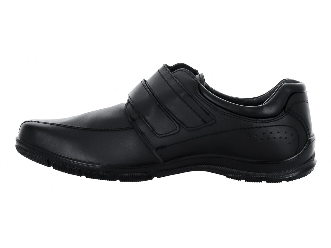 Zapato casual negro de cuero con cierre de velcro.