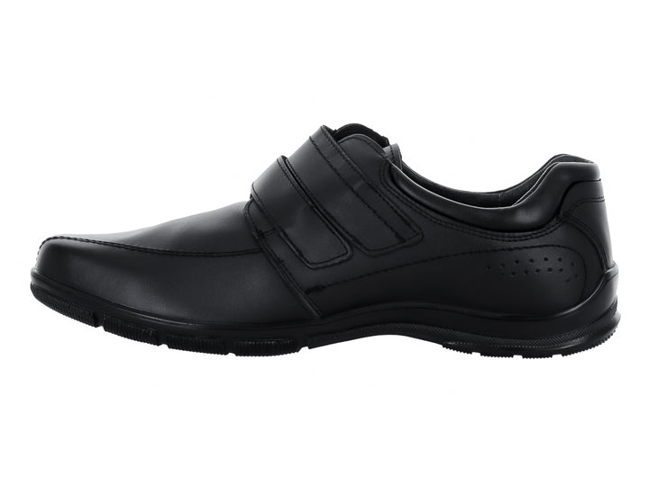 Zapato casual negro de cuero con cierre de velcro.