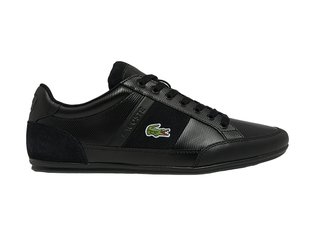 Tenis deportivos Lacoste de color negro con logotipo del cocodrilo en el costado.