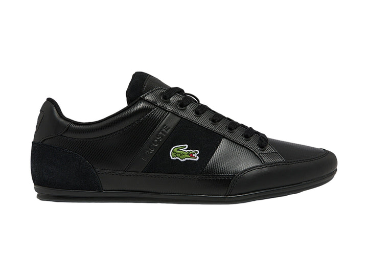 Tenis deportivos Lacoste de color negro con logotipo del cocodrilo en el costado.