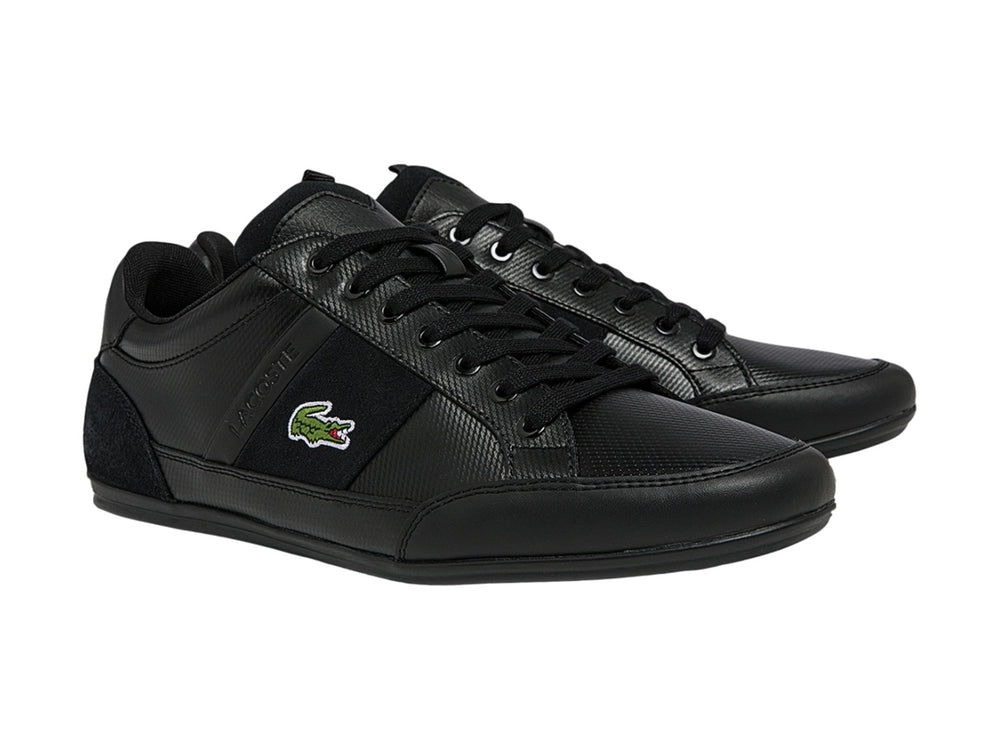 Tenis deportivos Lacoste de color negro con logotipo del cocodrilo en el costado.