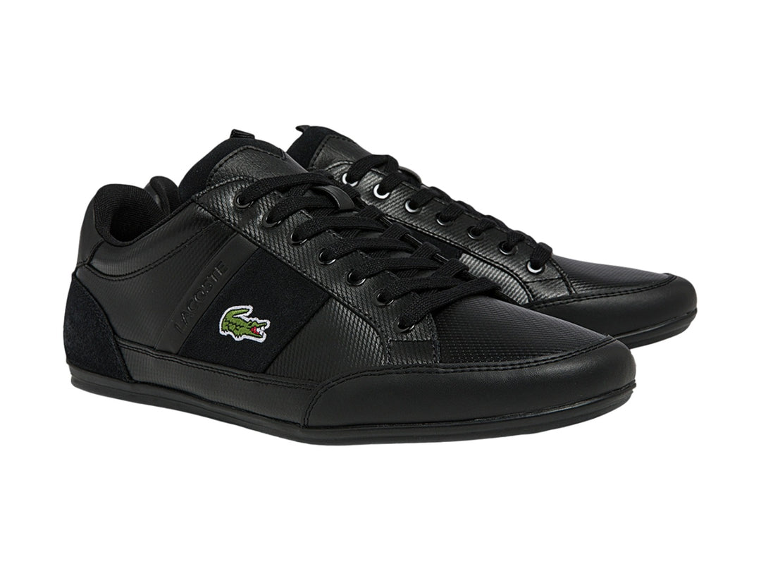 Tenis deportivos Lacoste de color negro con logotipo del cocodrilo en el costado.