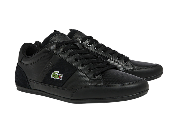 Tenis deportivos Lacoste de color negro con logotipo del cocodrilo en el costado.