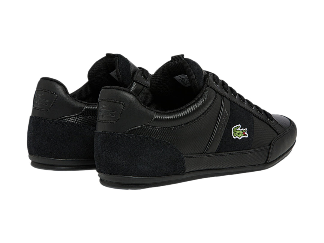 Tenis deportivos Lacoste de color negro con logotipo del cocodrilo en el costado.
