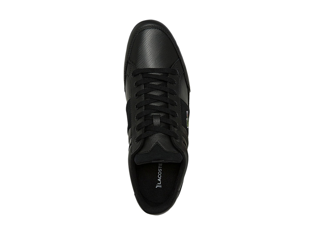 Tenis deportivos Lacoste de color negro con logotipo del cocodrilo en el costado.