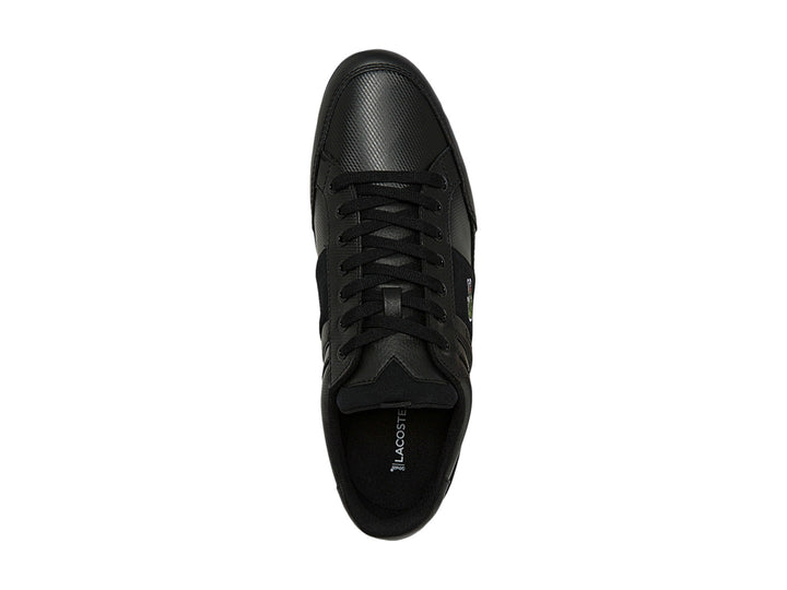 Tenis deportivos Lacoste de color negro con logotipo del cocodrilo en el costado.