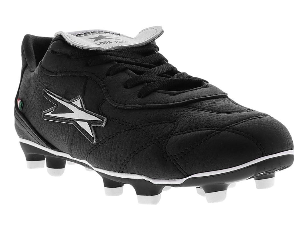Tenis de fútbol Eescord color negro con detalles en blanco y suela de tacos para pasto natural.