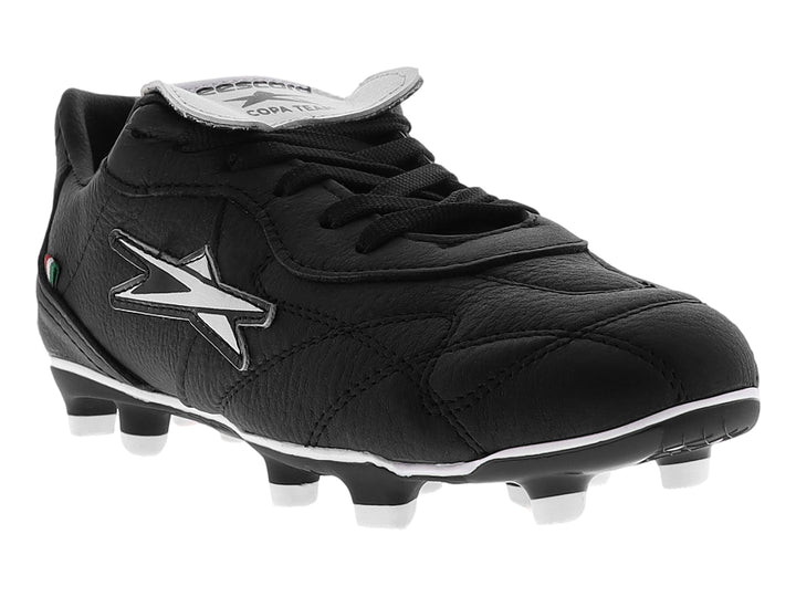 Tenis de fútbol Eescord color negro con detalles en blanco y suela de tacos para pasto natural.