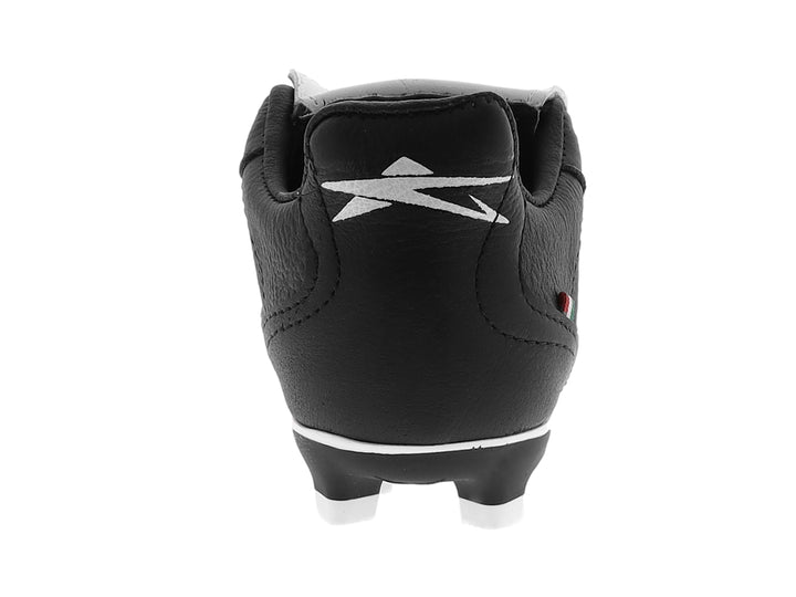 Tenis de fútbol Eescord color negro con detalles en blanco y suela de tacos para pasto natural.