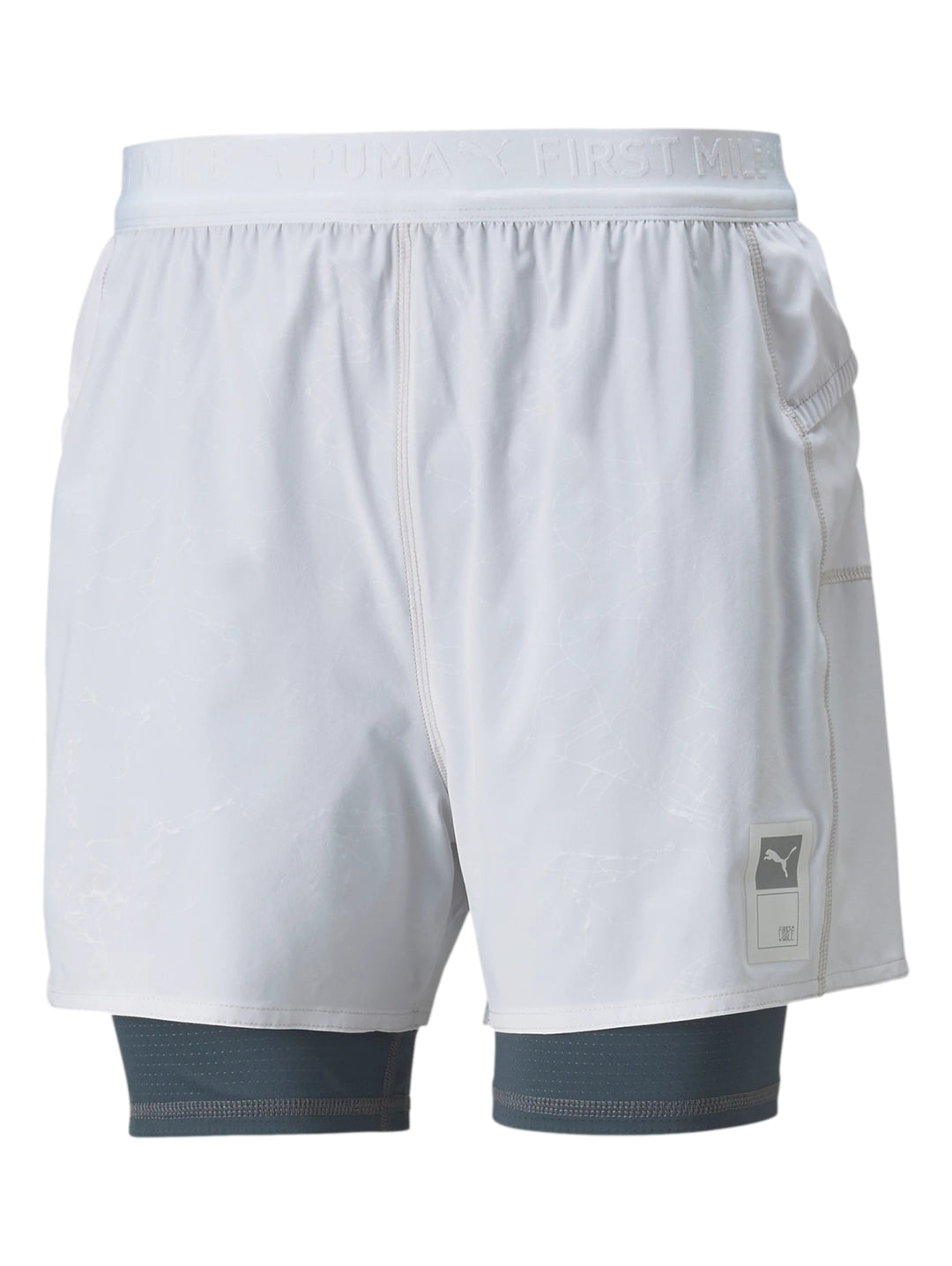 Shorts deportivos PUMA 2 en 1 en color blanco y gris oscuro.