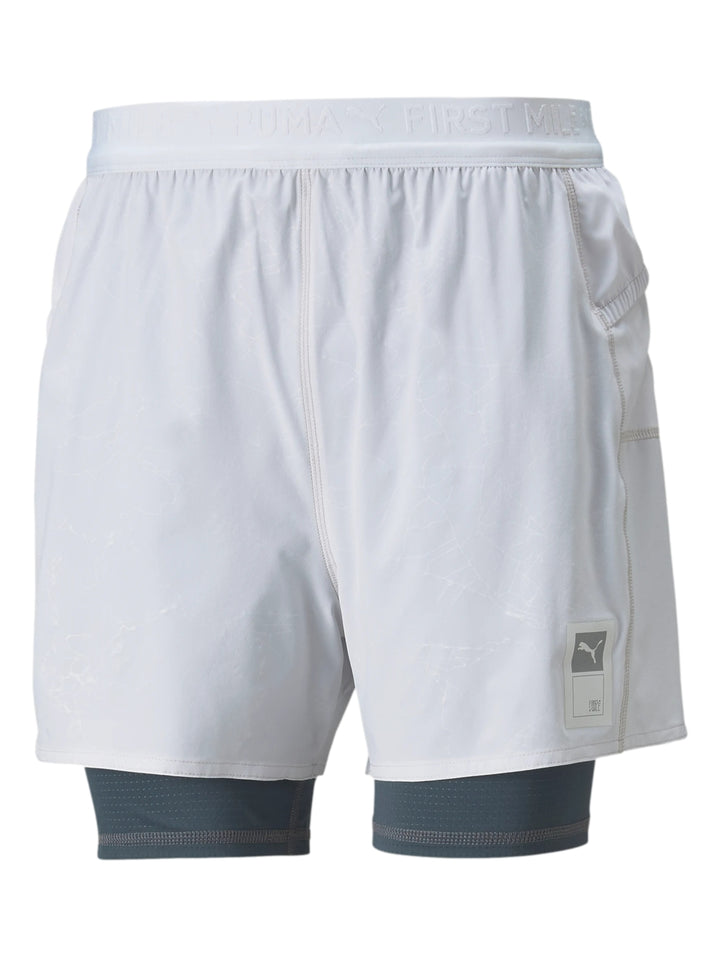 Shorts deportivos PUMA 2 en 1 en color blanco y gris oscuro.